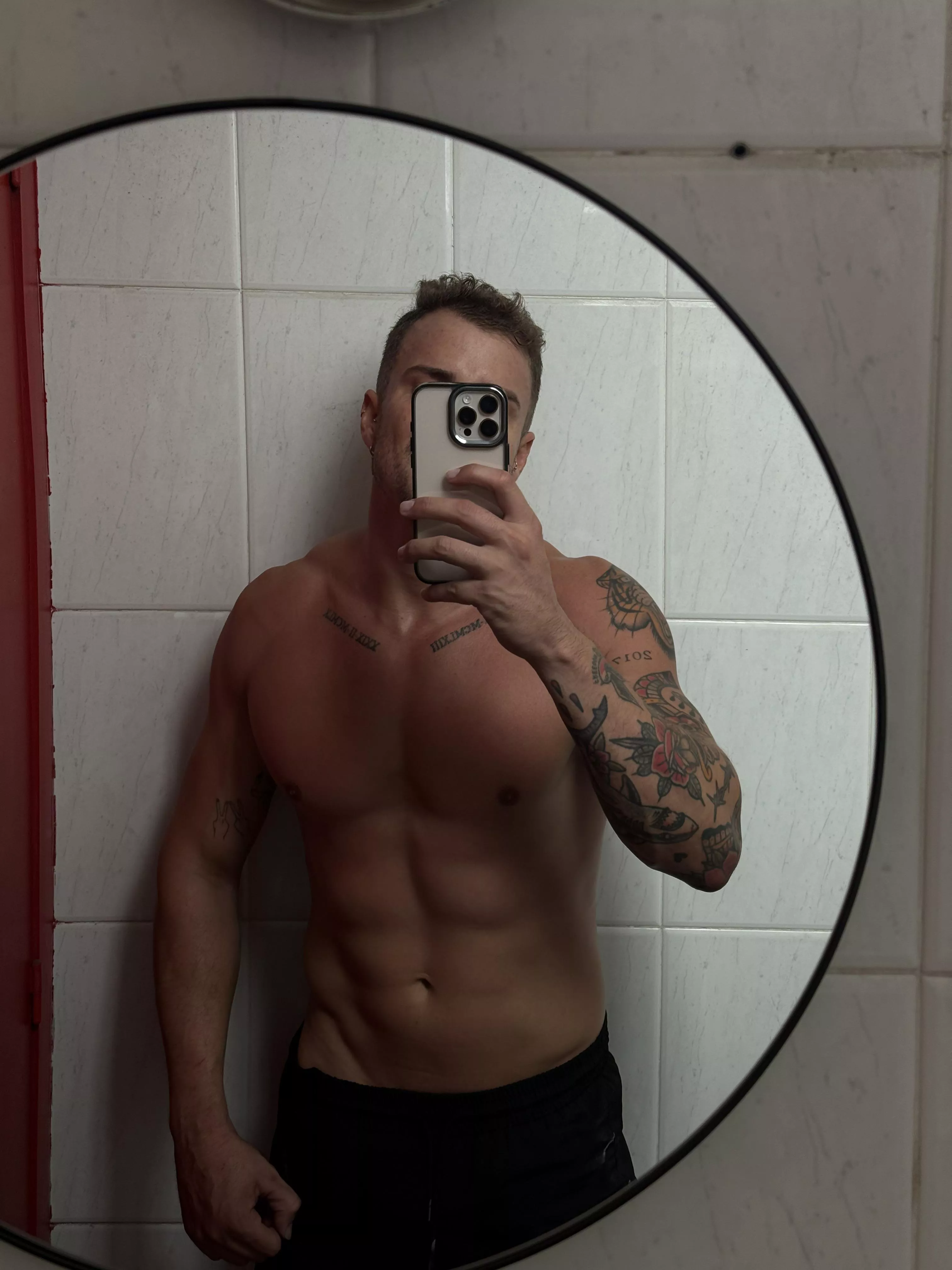 Gym mirror selfie. Am I ready for the weekend? 😬😈 posted by gay_husband92