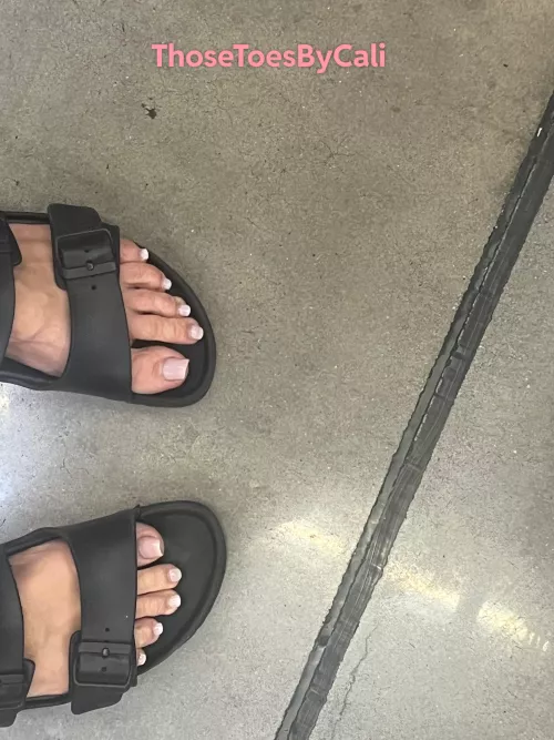 Long toes for the win…! 🌼 by thosetoesbycali