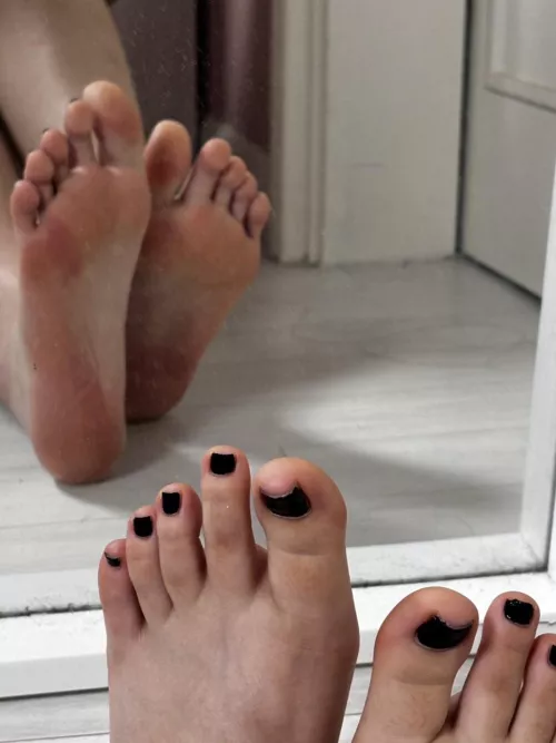 My first time posting here, what's your honest opinion to my feet? by bobateaxxx