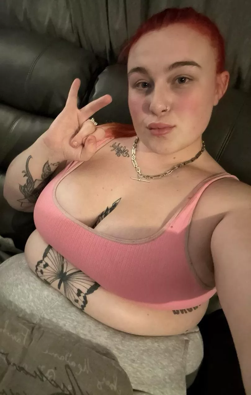 New weight goal 300+ pounds. Don’t ask me what my fingers are doing 😂😂😂🐷  posted by Kk22booo