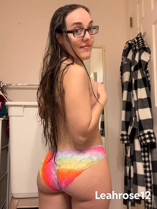 4’8 petite smash or pass? 🌈 by leahrose_12