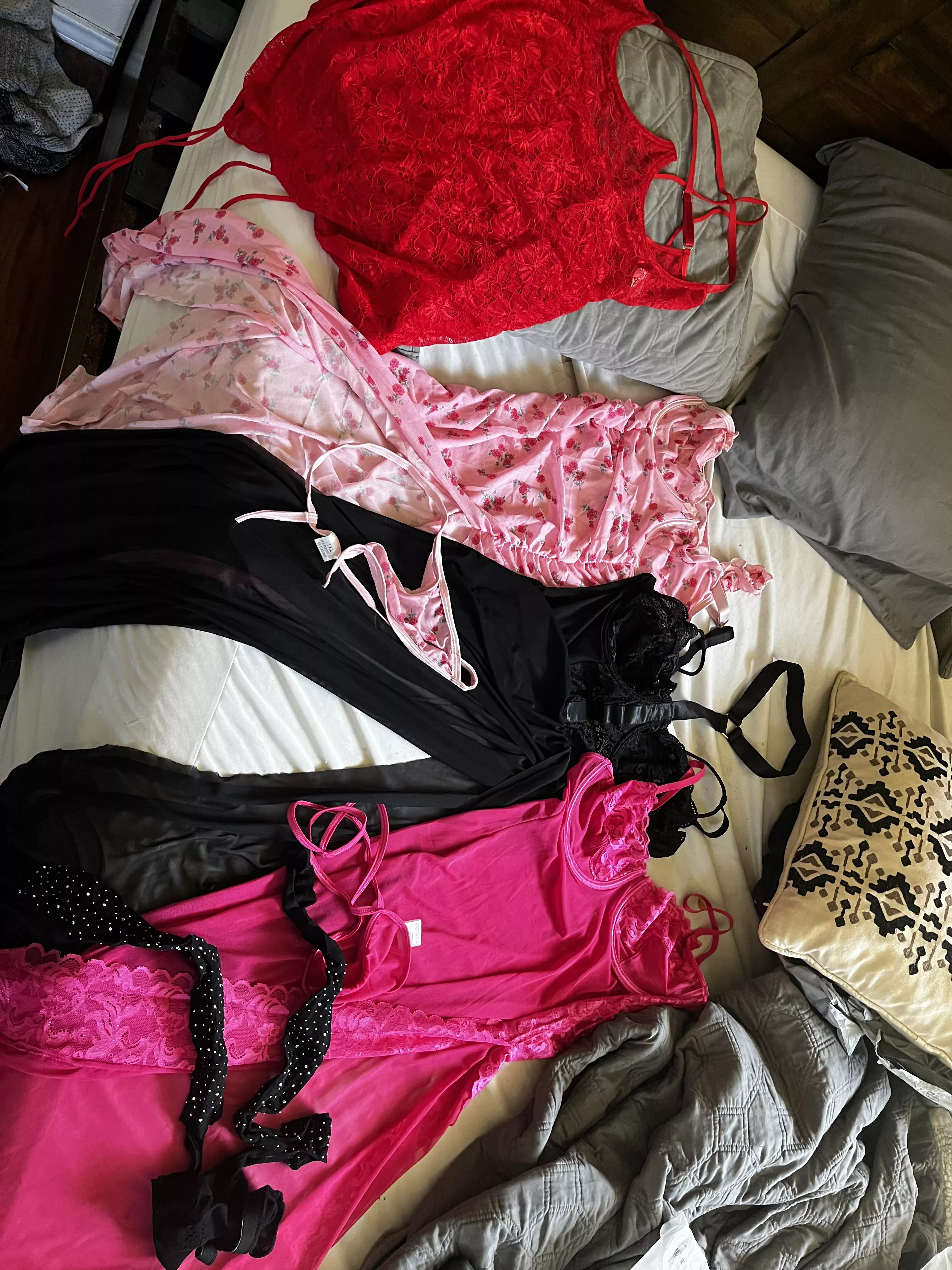 Back at the casa. This end of the week should be fun I got bad ass new sexy lingerie. I’ll model after I do my nails! posted by JonnieTS18