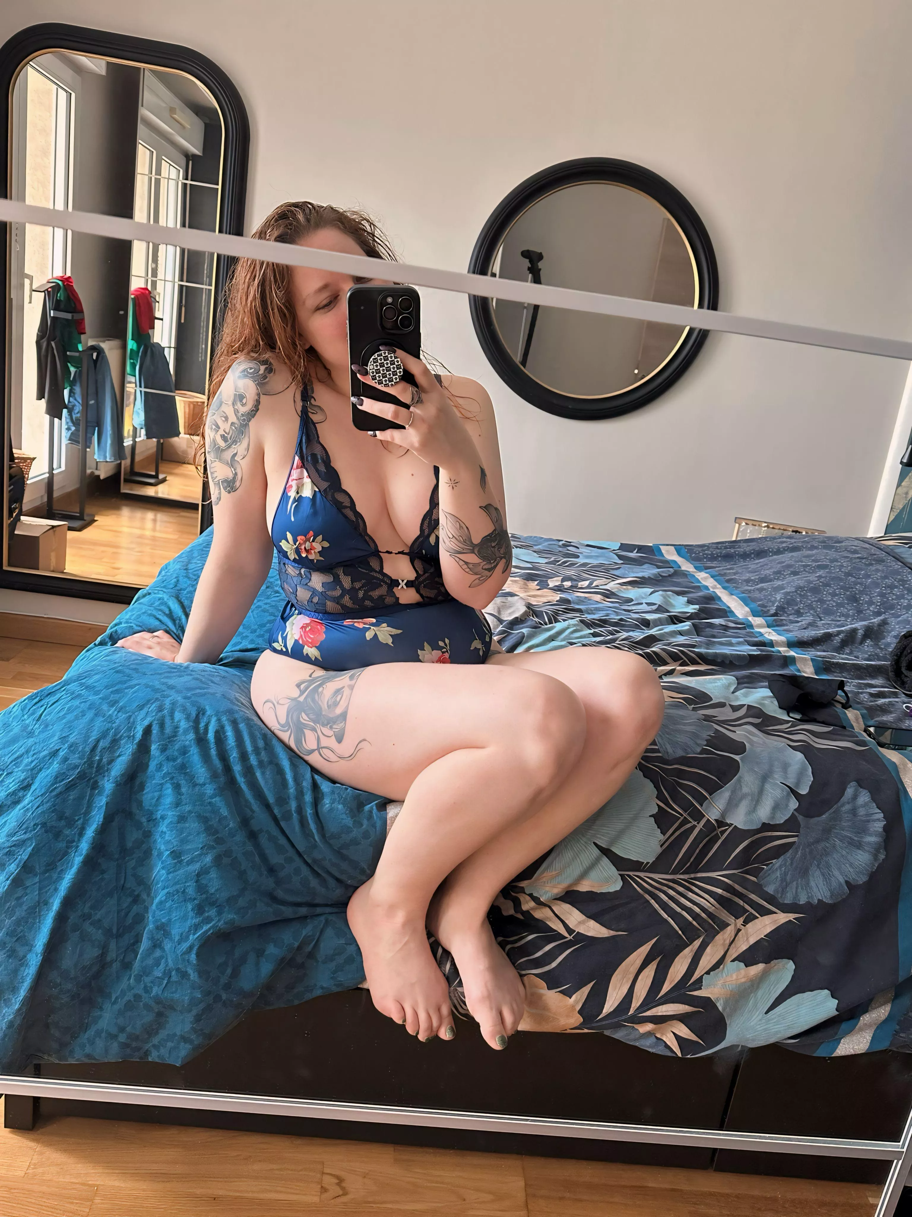 🛏️ En lingerie sur mon lit, je vous attends 😇🔥 posted by tapetitecassie