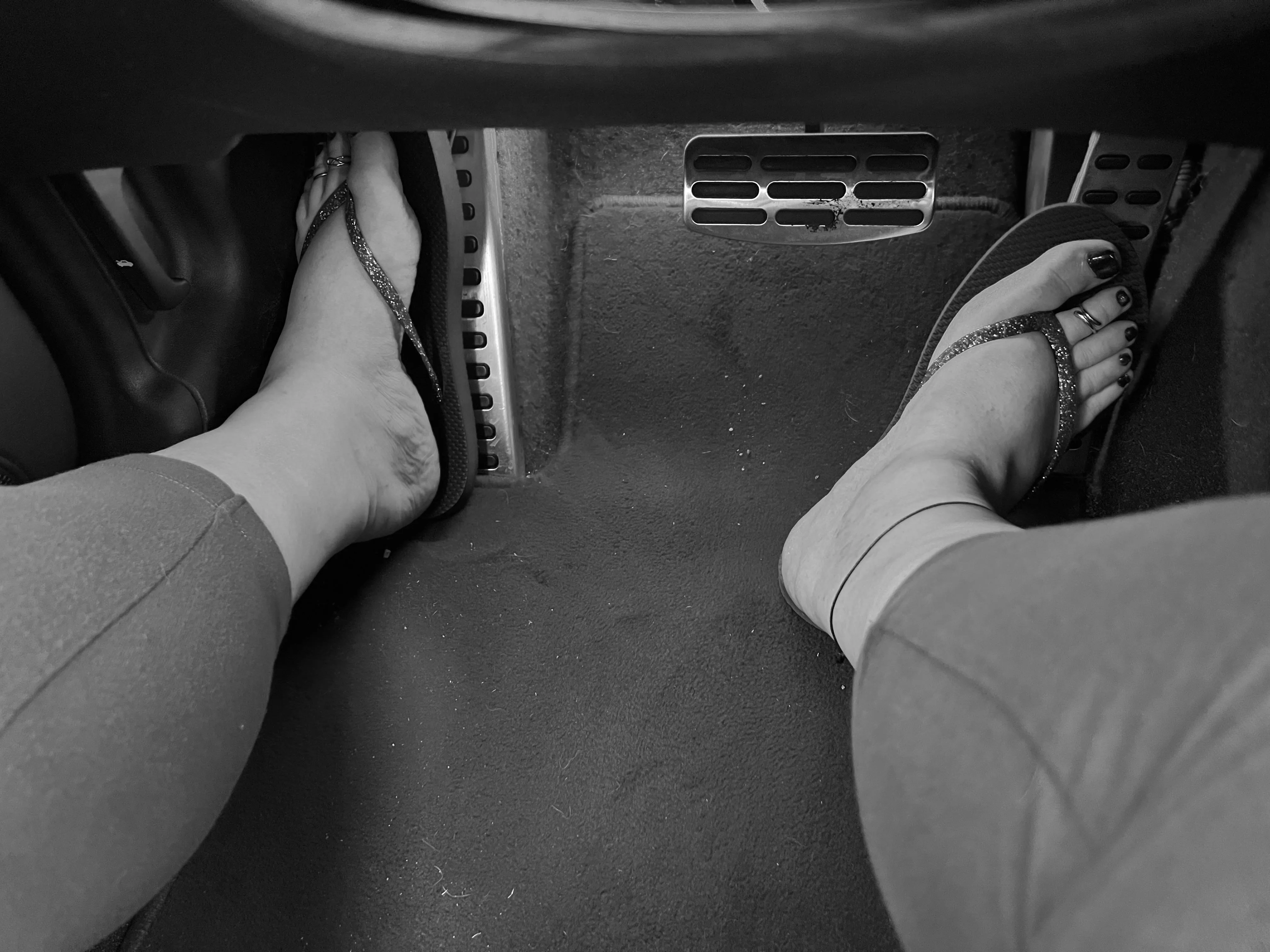 Flip flop driving  posted by Barefoot-bbw-tx