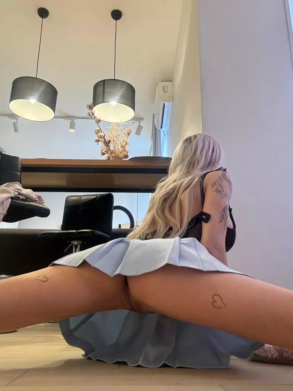 How do you like my splits? Or do you only see pussy? posted by AlmightyPatty