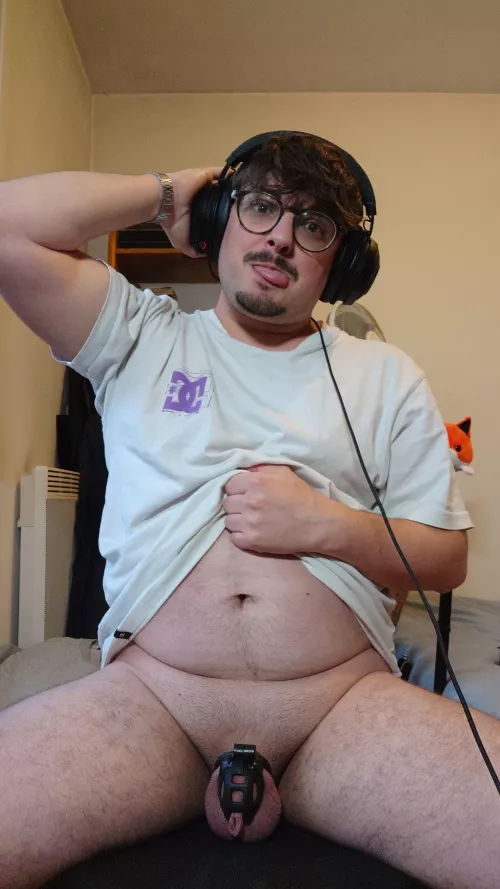 Just trying to be a good locked gaymer 😋👉🏻👈🏻 by Yavos04