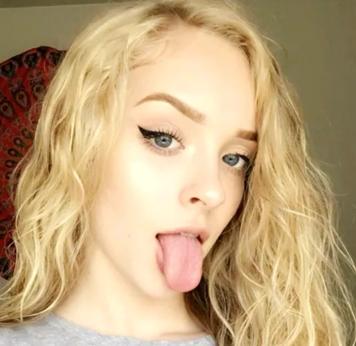 My tongue 👅  by alyssawamsIey