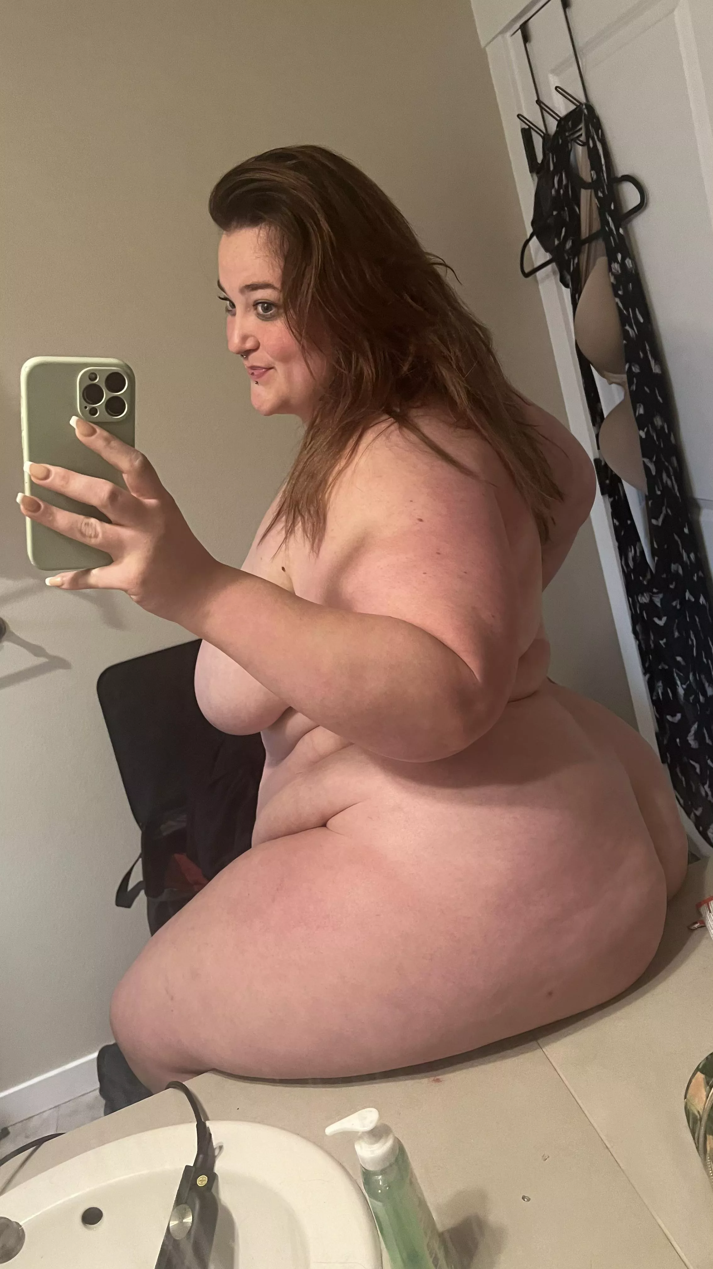 Ready to be worshipped  posted by beequeen604