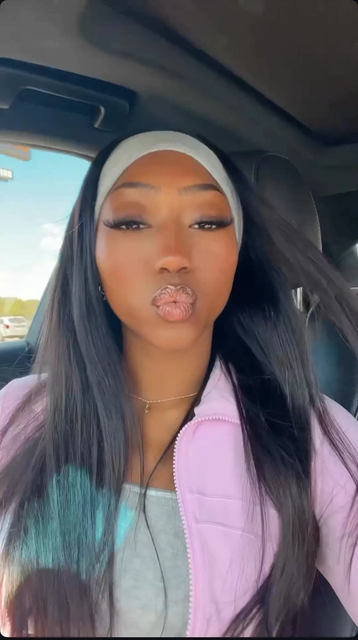 Send a kiss back in cash form💋 posted by Yourlovvver