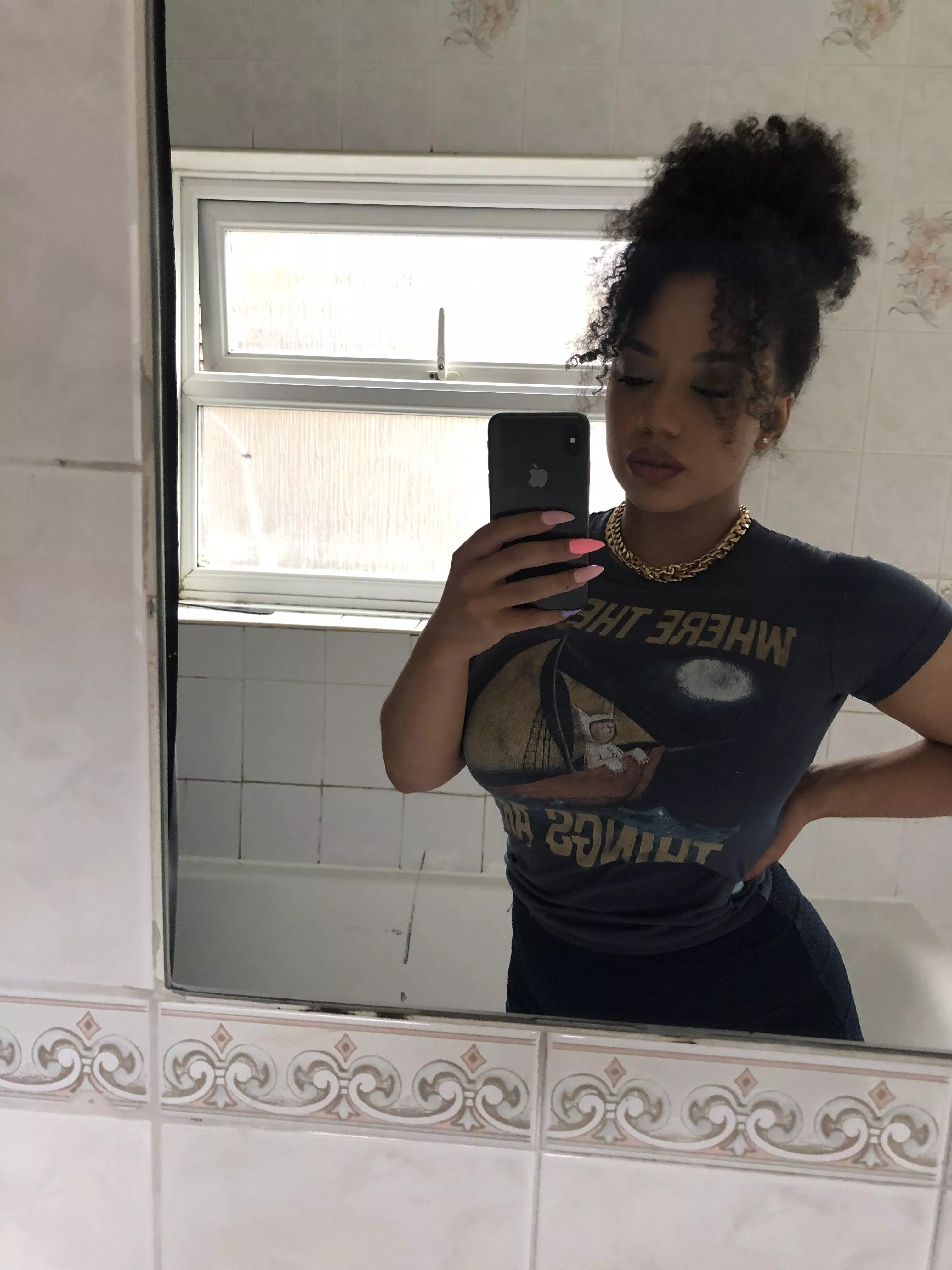 Skin tight shirt can’t hide my melons
 posted by balancePonit