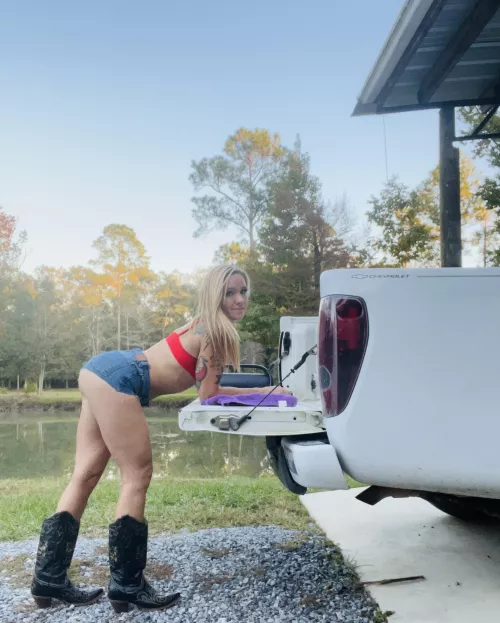 This MILF wants to play . She’s hot and wet .  by Melodyfit