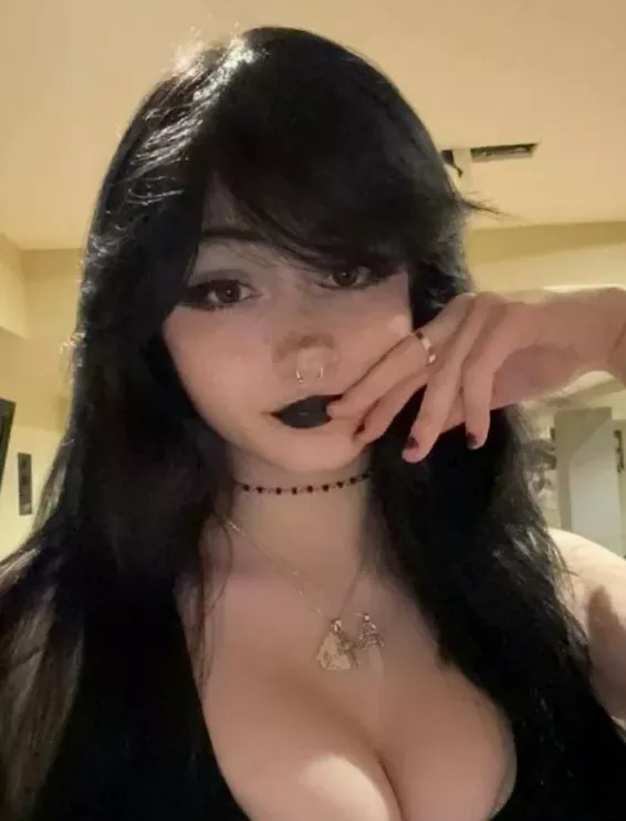 2004 goth slut, am I your type...
 posted by Spicy-Rose7