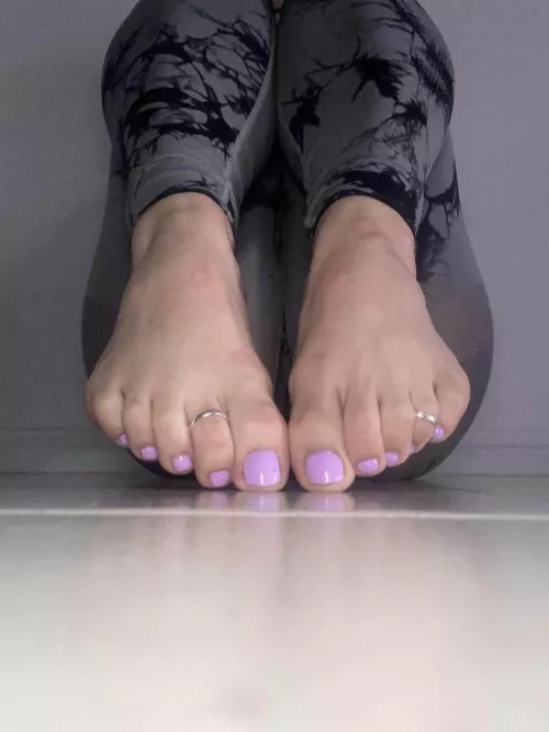 Any Aussie boys ready to submit at my feet  message me on kik - Cuteaussietoes  by Couplesfeeetshare