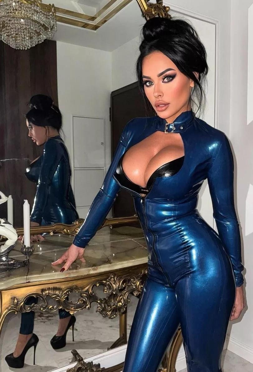 Black & Blue posted by ReyMadrileno