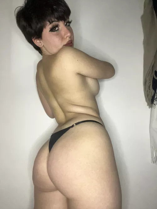 Do I remind you of any celebrity? by Commercial_Rent_7629