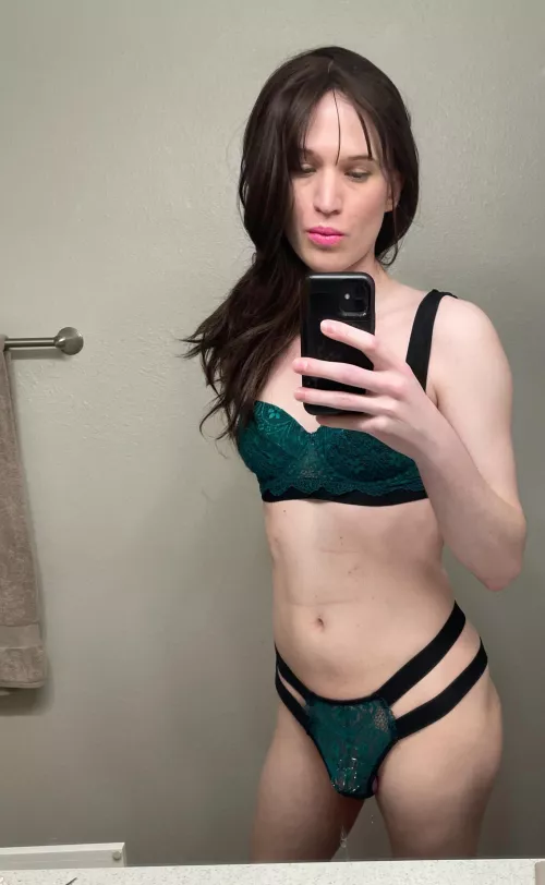 Do you like me in green?  by boo9295