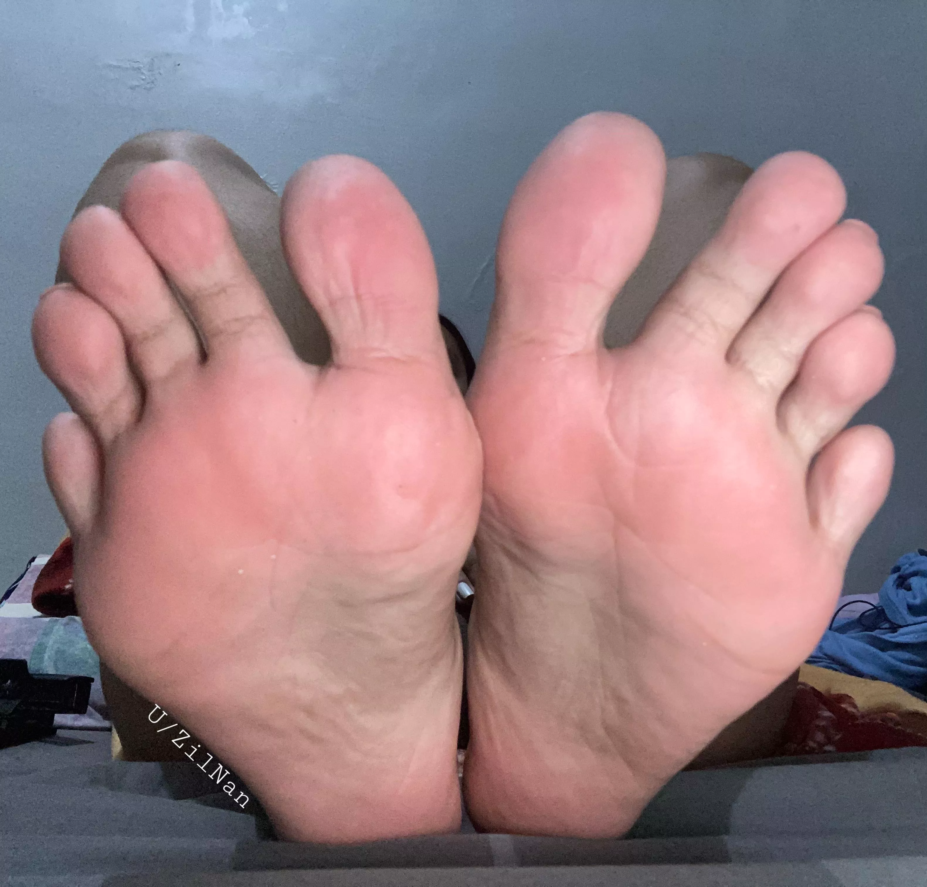 I want you beg to touch, lick, kiss, suck and massage my feet 🤭 posted by ZilNan