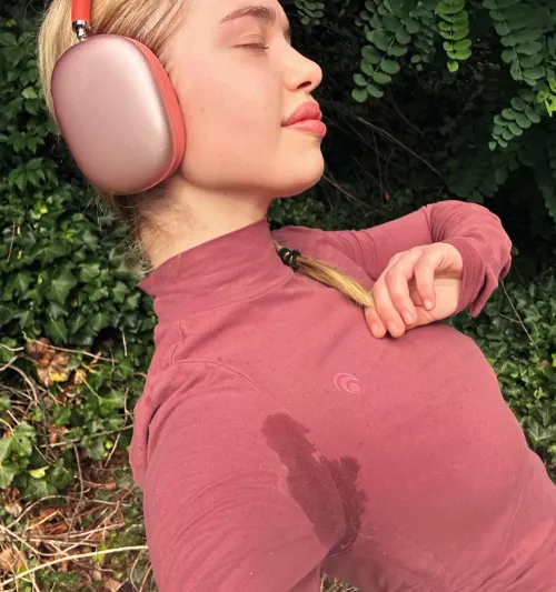 my armpits got so sweaty while I was running by CreamyyBabbyy