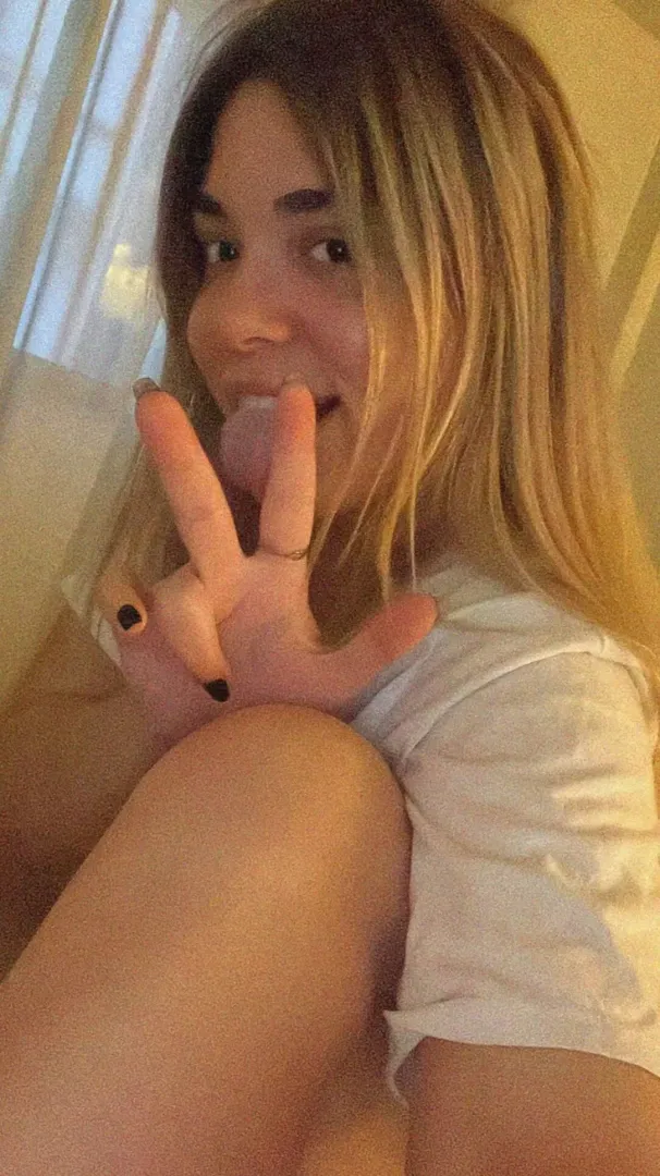 22F4M  just here to say a quick hello... posted by SeductiveSerenity