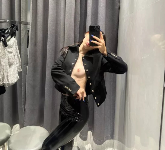 decided to have some fun in the locker room by meledylove