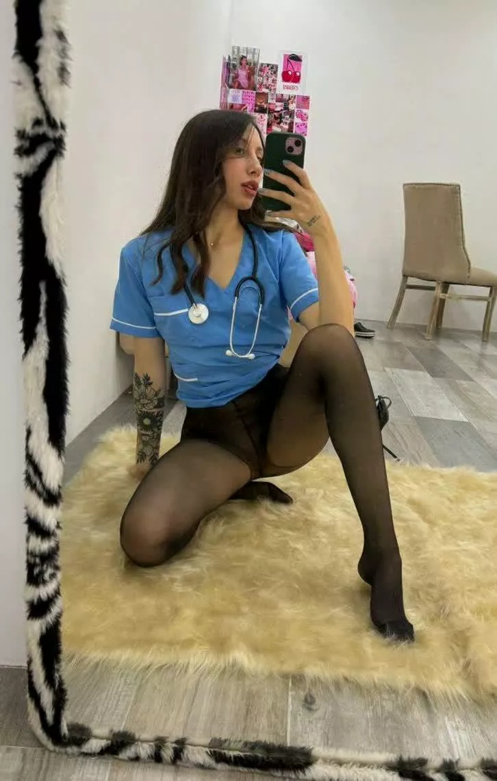 Does this turns you on Daddy? Wearing black pantyhose. posted by VoluptuousVicky43