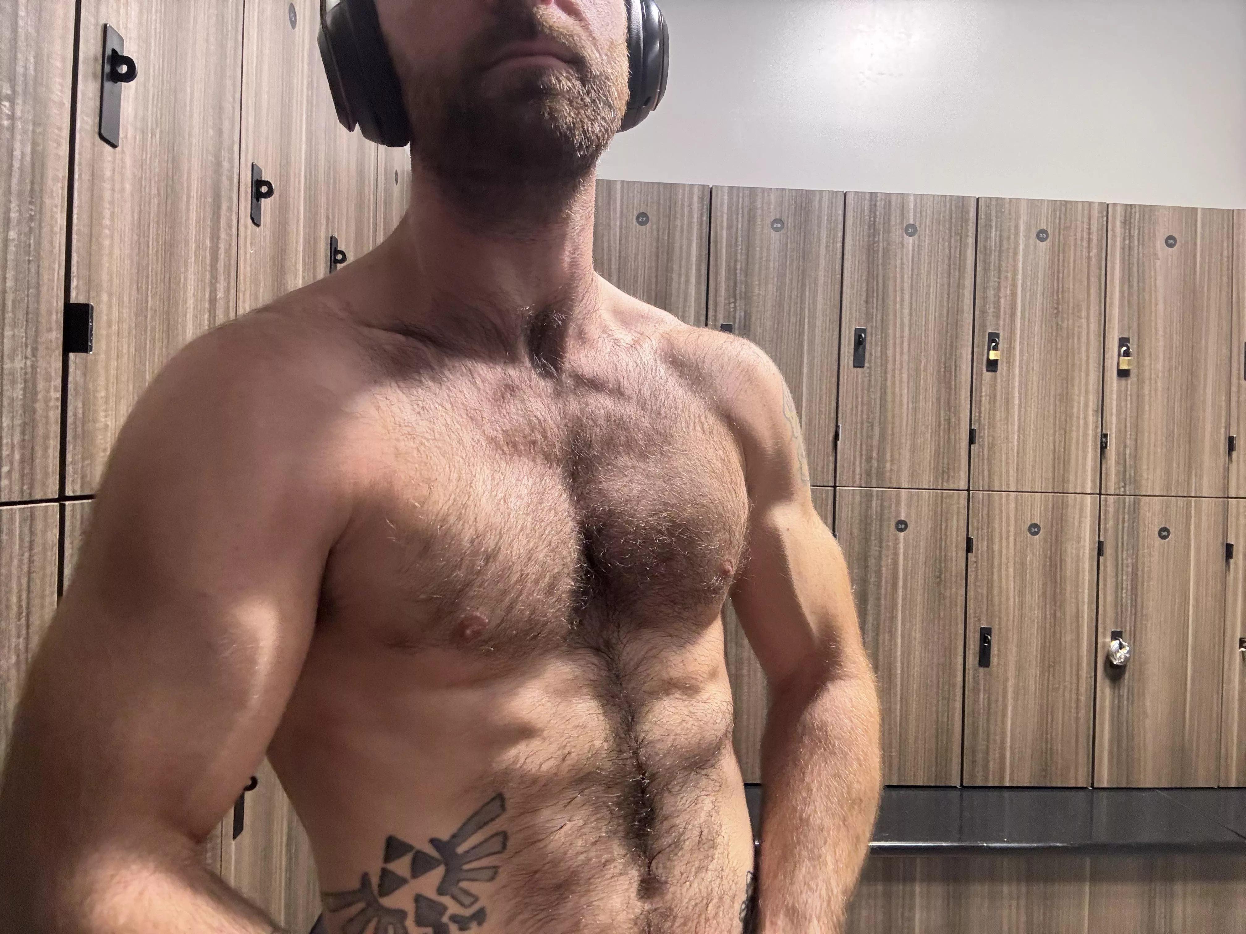 Gym lighting was hitting 🤪😇 posted by NoFaithlessness9747