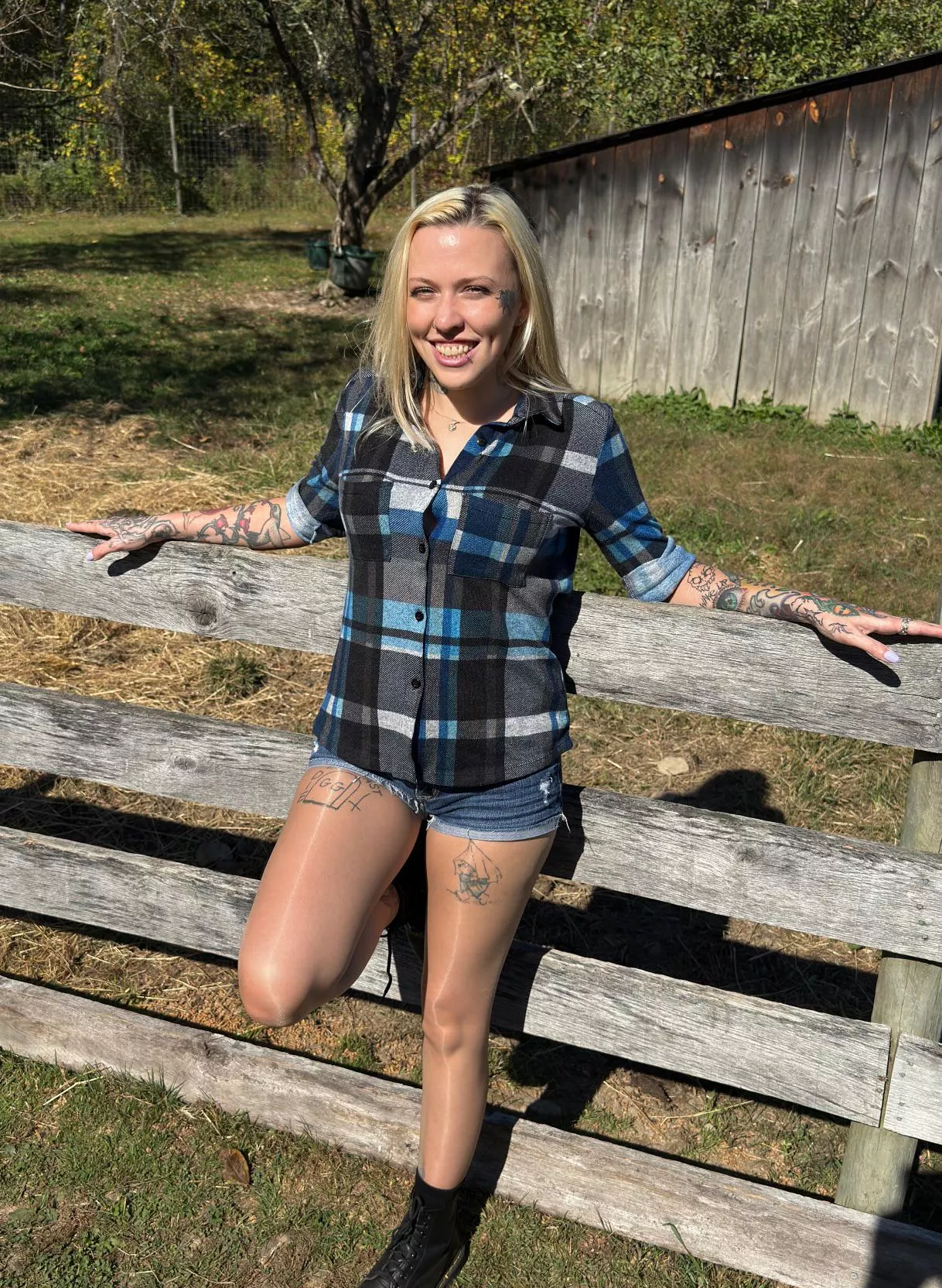 Love the shine on these pantyhose  posted by britneyblade