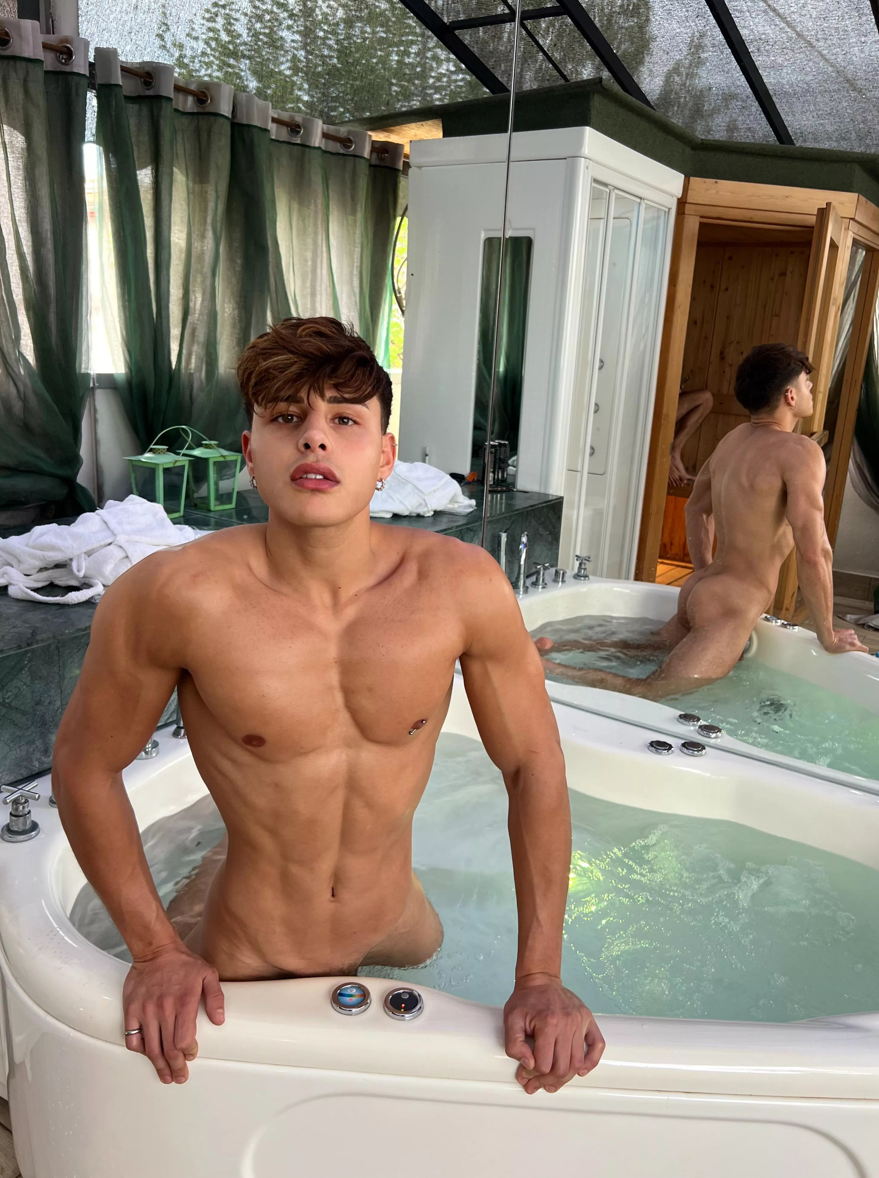 Come worship me in the jacuzzi posted by ManuelDosio