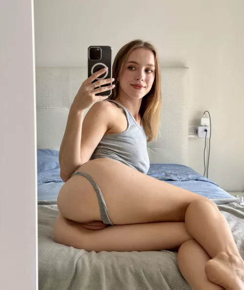 Flashing my adorable body by Glittersgirls