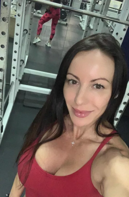 Gym selfie! Am I the only one who can't walk past any mirror? by cutiepie_babyyy