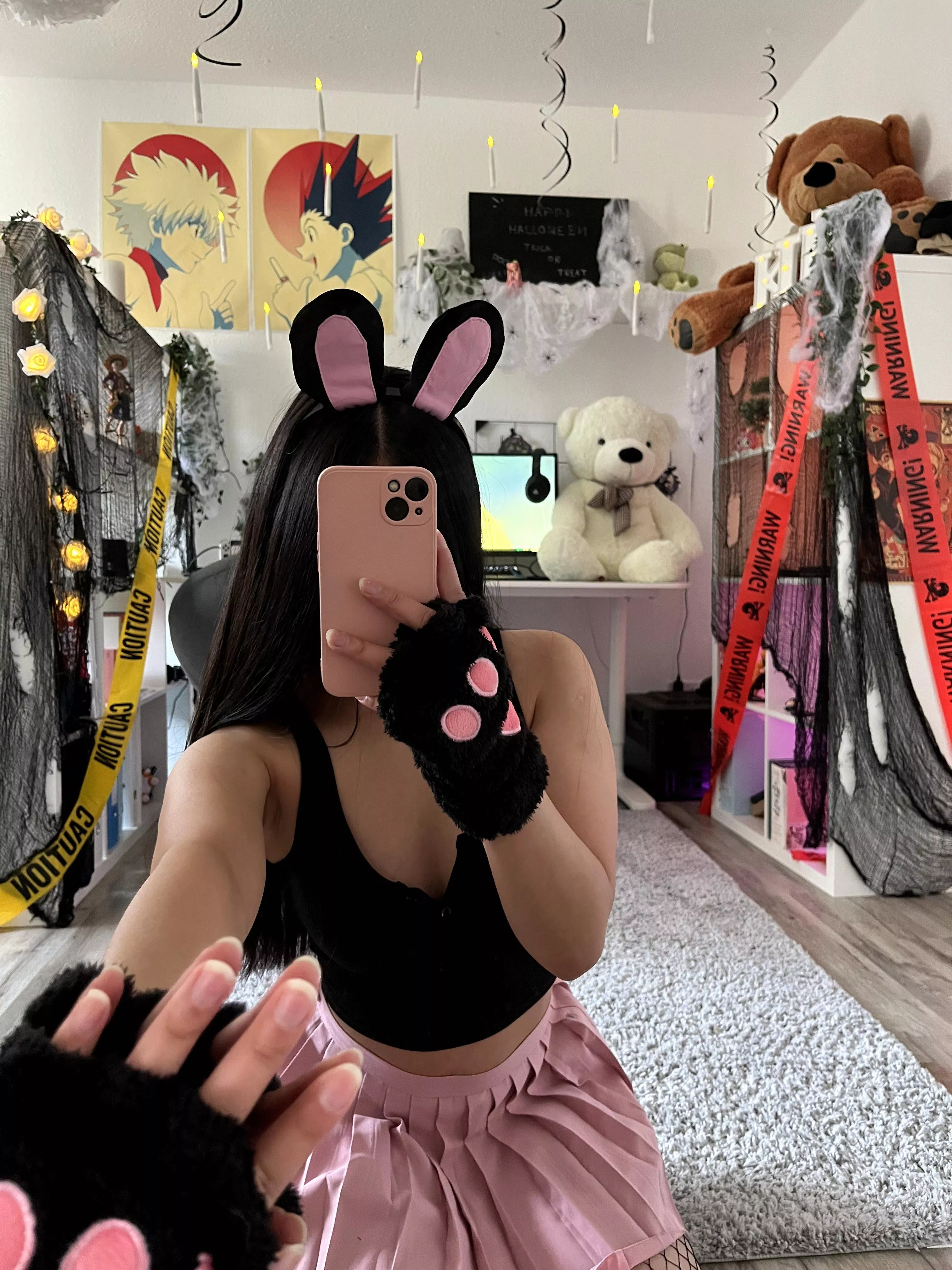 i just realise I wore the gloves the wrong way.. lmao posted by cuiesduty