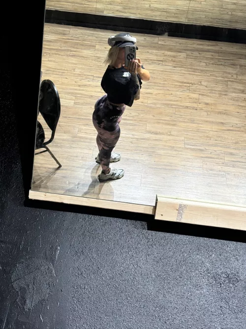 i love ceiling mirrors in the gym   by FitnessBarbiee