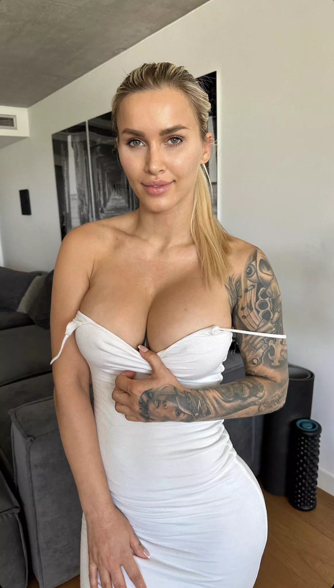 I love teasing men by slowly taking off my dress posted by Jill-H008