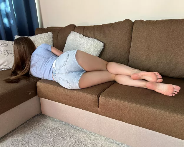 My smooth legs are screaming 'touch me' by tinsleyteaser