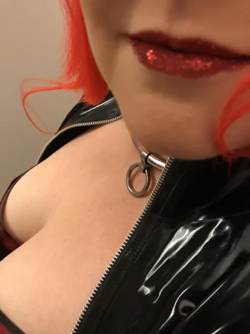 Red lips by Misslatexangel