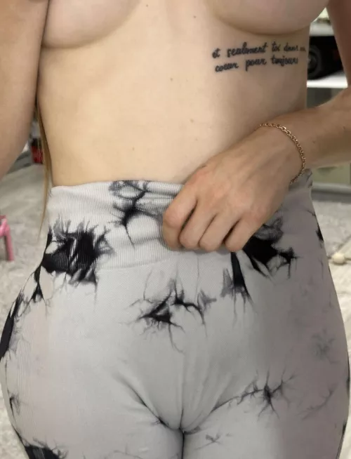 These leggings really emphasize my curves by KatherineinaFluffy