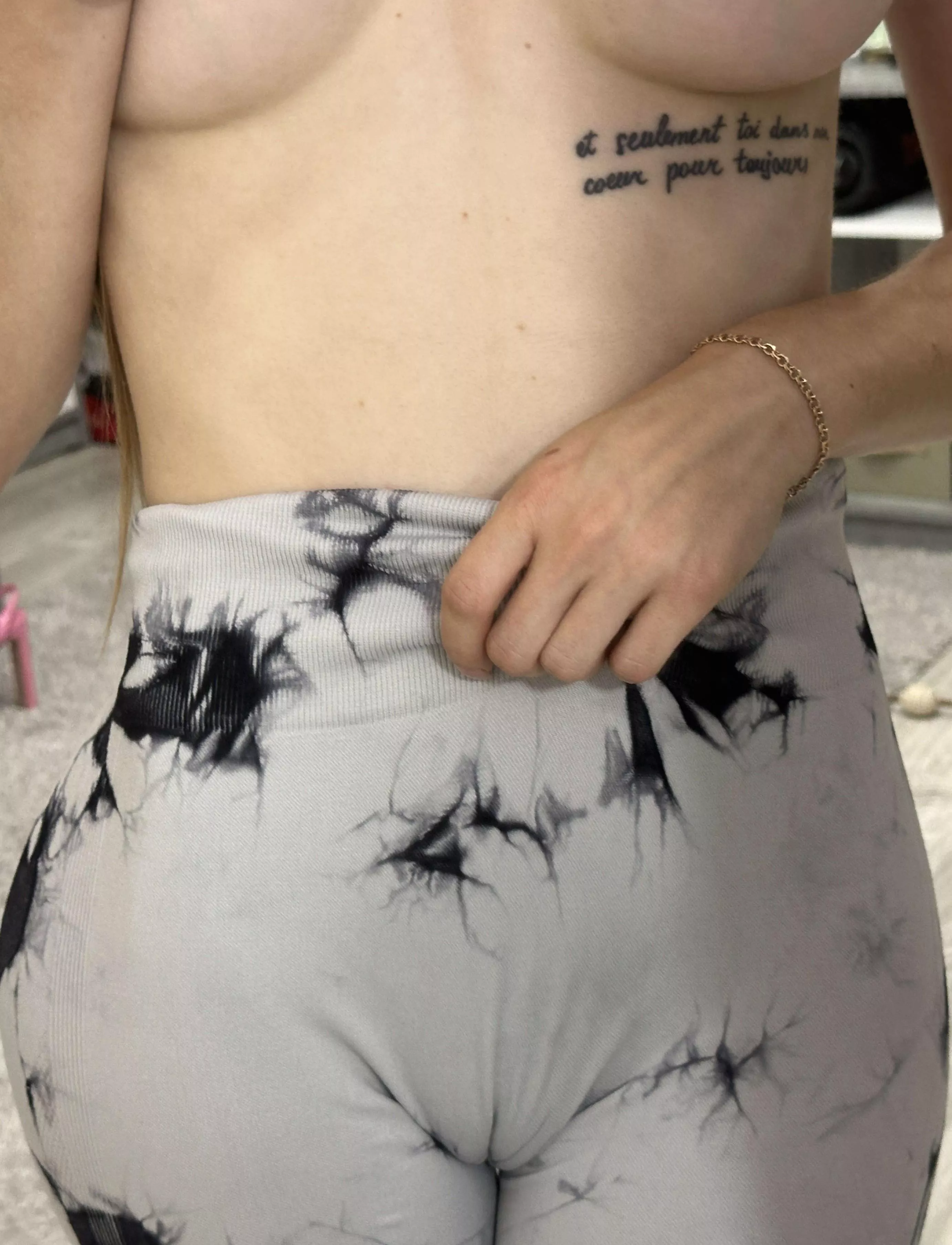 These leggings really emphasize my curves posted by KatherineinaFluffy