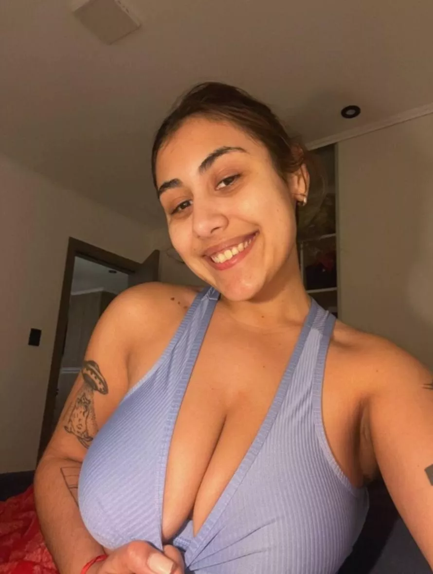 this latina just wants to wish you a good day posted by flora_OFxo