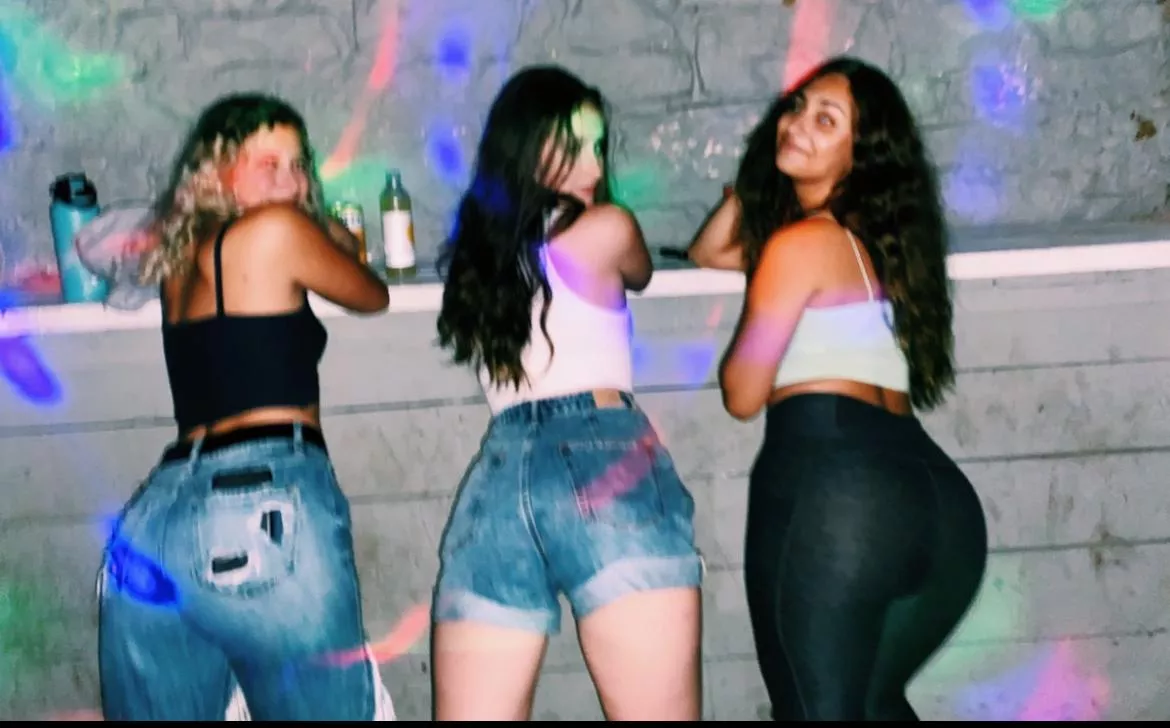 Triple bubble college girls posted by Prestigious-Swan3408