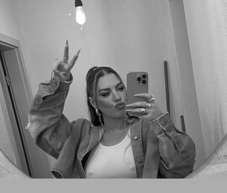 Jo 👀 posted by euu-medion