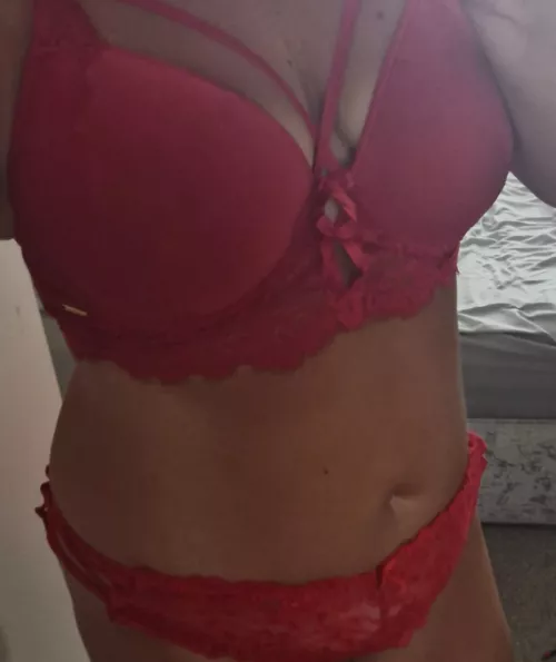 Who likes red on me?  by Lilmiss82