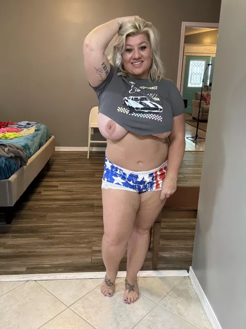 This side of my boobs is a naughty one it always coming out. by kenziekreamz