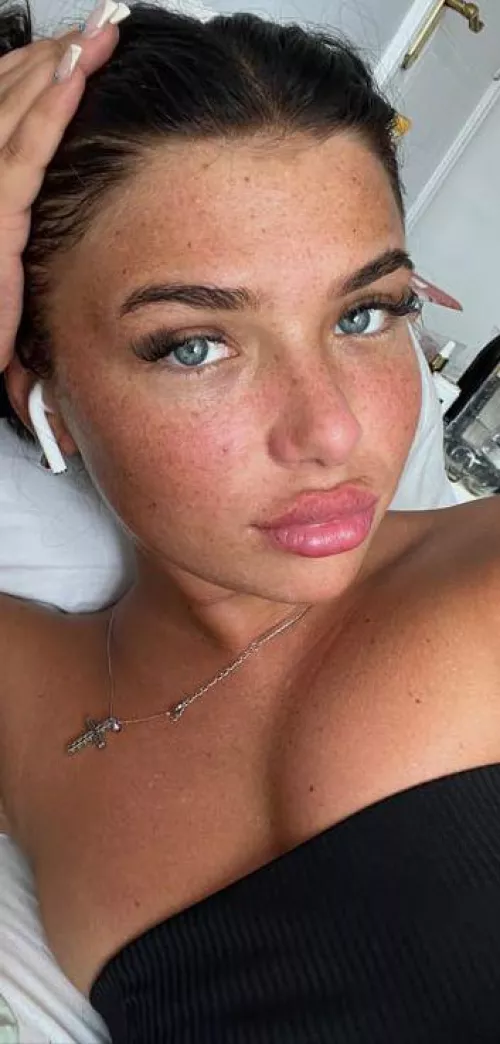 19F Just a girl ready to shake your world by Aromatic-Reading1282