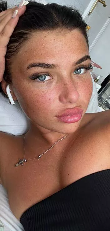 19F Just a girl ready to shake your world posted by Aromatic-Reading1282