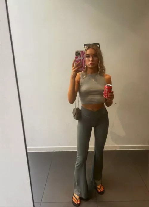 19F Looking for some naughty fun by Majesticc_Mermaid