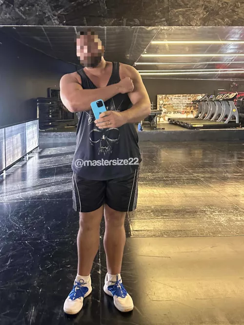 7’2ft tall, 418lbs and feet size 22us  by MasterSize22