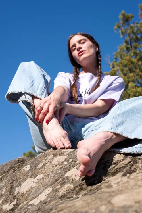 Hey there! You don't me and My foot yet. Let me introduce myself, this is My first post here! by Remarkable_Seesaw880