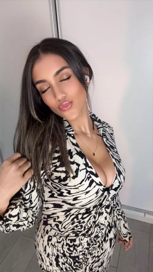 If all I did was taking cute selfies of myself with utmost decency, are you gonna get bored... by Spooky-Yellowjacket