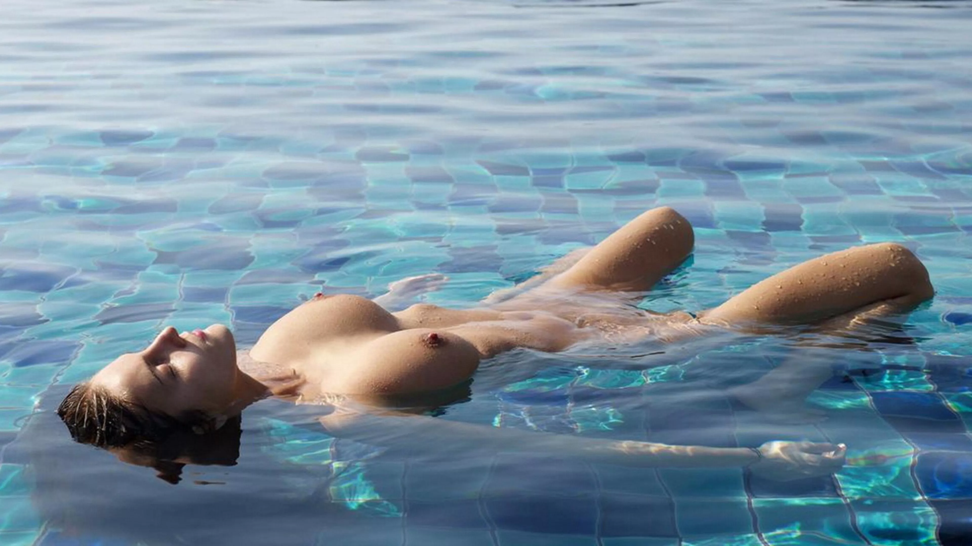 Linda L - Floating - 3840x2160 posted by ExpandMyMinds