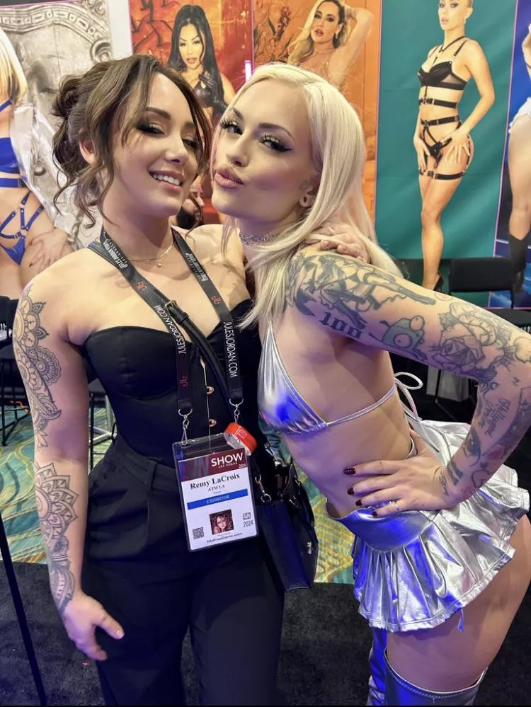 The Queen with a great performer: Alex Grey  posted by Hib83